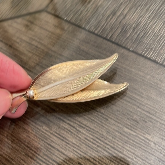 Vintage Double Leaf Gold-tone Pin with Faux Pearl Accent - Picture 3 of 16